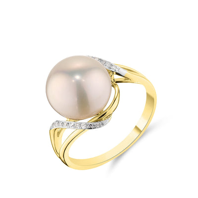 A 9ct yellow gold ring with a luminous pearl surrounded by diamonds.